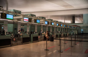 ep una pasajera acude a los mostradores de las aerolineas del aeropuerto josep tarradellas