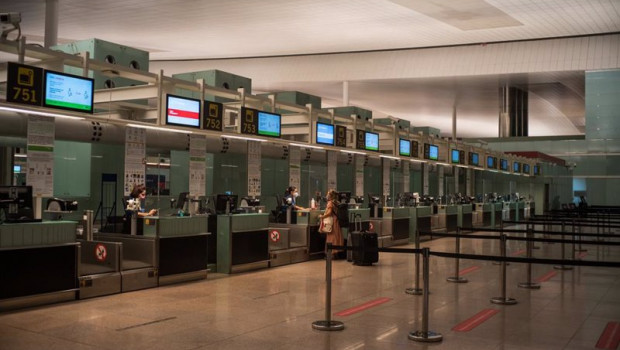 ep una pasajera acude a los mostradores de las aerolineas del aeropuerto josep tarradellas