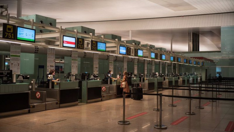 ep una pasajera acude a los mostradores de las aerolineas del aeropuerto josep tarradellas ep una pasajera acude a los mostradores de las aerolineas del aeropuerto josep tarradellas