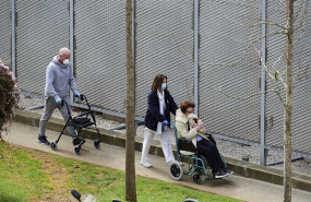 ep una profesional sanitaria pasea con pacientes del hospital universitario marques de valdecilla