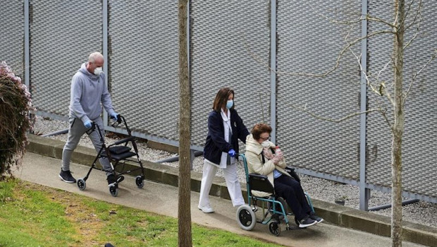 ep una profesional sanitaria pasea con pacientes del hospital universitario marques de valdecilla