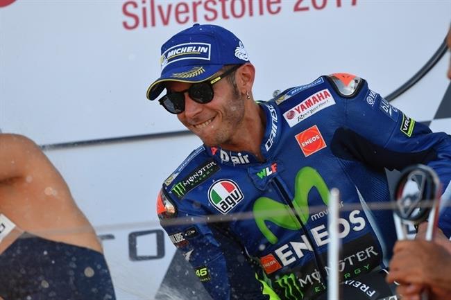 Valentino Rossi celebra una victoria | YAMAHA RACING ep valentino rossi celebravictoria