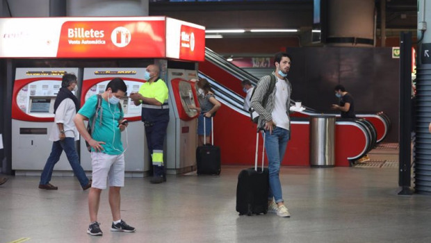 ep varias personas sacan billetes en la estacion de renfe madrid puerta de atocha en el primer dia