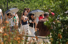 ep varios turistas caminan en barcelona