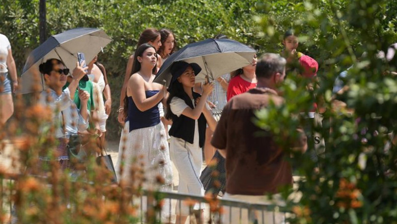 ep varios turistas caminan en barcelona
