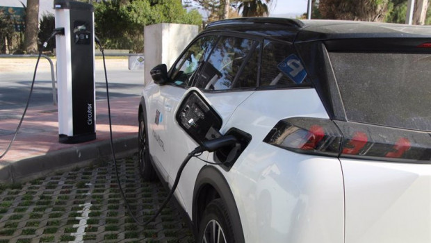 ep vehiculo electrico en carga en el puerto de motril granada