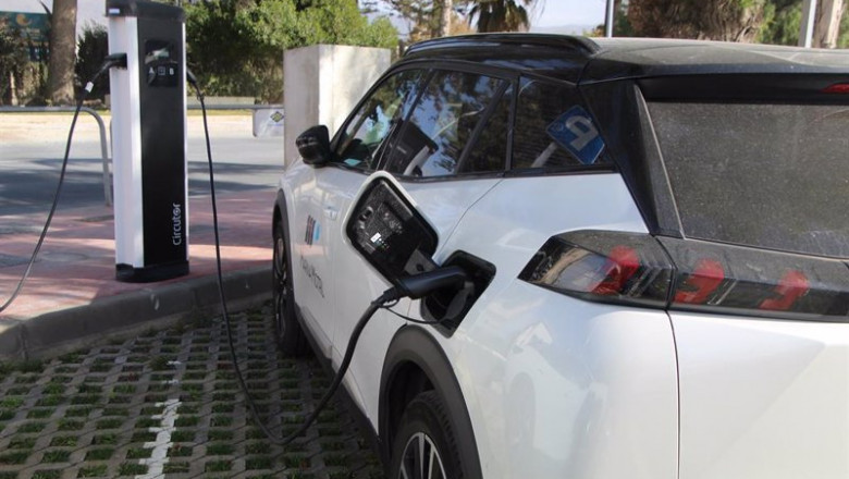 ep vehiculo electrico en carga en el puerto de motril granada