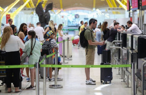 ep viajeros en el aeropuerto adolfo suarez madrid barajas a 3 de julio de 2026 en madrid espana