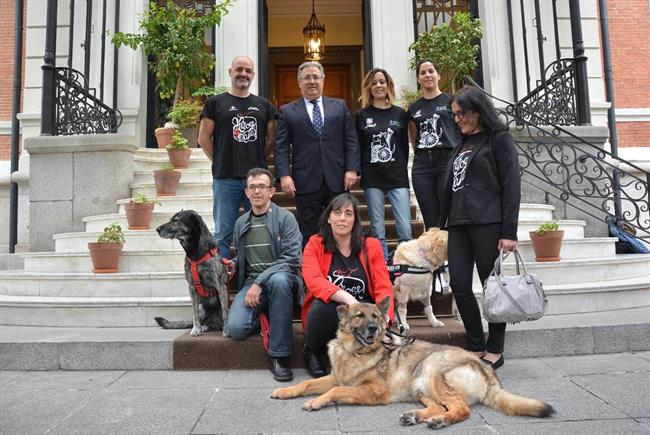 Zoido recibe a la asociación Héroes de la Cuatro Patas | EUROPA PRESS ep zoido recibela asociacion heroesla cuatro patas