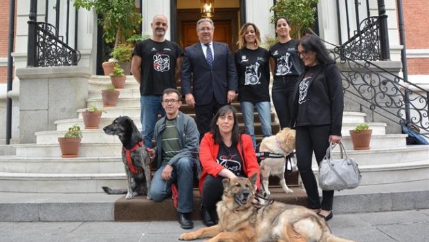ep zoido recibela asociacion heroesla cuatro patas