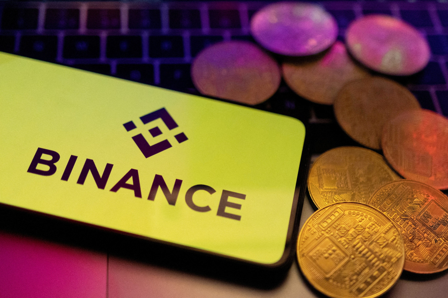 illustration d un smartphone avec le logo binance affiche illustration d un smartphone avec le logo binance affiche