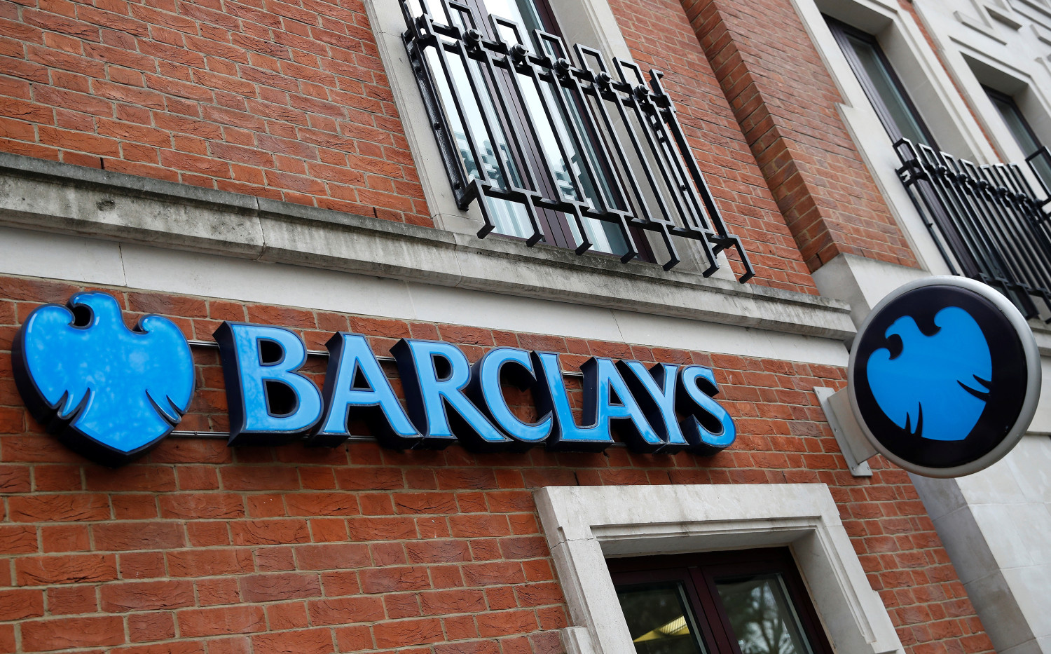 on voit une succursale de la banque barclays a londres 20230804103516 