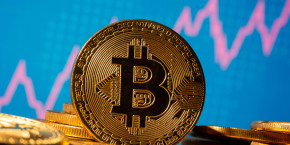 une representation de la cryptomonnaie bitcoin devant un graphique boursier 20250328131117 