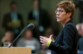 annegret kramp karrenbauer cdu microfono annegret kramp karrenbauer cdu microfono