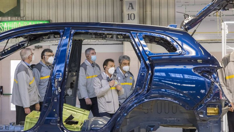 Archivo - De Meo, junto a De los Mozos, entre otros, visita la factoría de Renault en Palencia. | RENAULT - Archivo ep archivo - de meo junto a de los mozos entre otros visita la factoria de renault en palencia