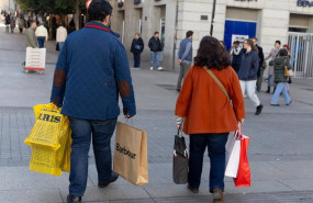 ep archivo   dos personas llevan varias bolsas de compra en la campana de navidad