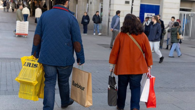 ep archivo   dos personas llevan varias bolsas de compra en la campana de navidad