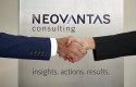 ep archivo   dos personas se estrechan la mano frente al logo de neovantas