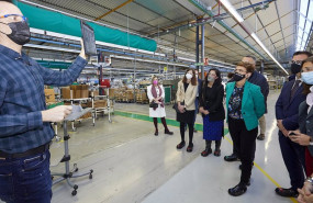 ep archivo   la presidenta chivite en un momento de la visita a la planta de schneider electric