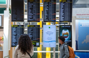 ep archivo   paneles de llegadas y salidas en la terminal t4 del aeropuerto adolfo suarez madrid