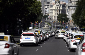 ep archivo   taxistas permanecen estacionados en vias cercanas a la puerta de alcala durante una