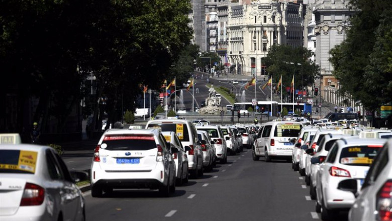 Archivo - Taxistas permanecen estacionados en vías cercanas a la Puerta de Alcalá durante una macroconcentración de vehículos. | Óscar Cañas - Europa Press - Archivo ep archivo taxistas permanecen estacionados en vias cercanas a la puerta de alcala durante una