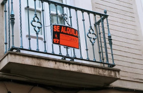 ep archivo   un balcon puesto en alquiler para la semana santa de sevilla