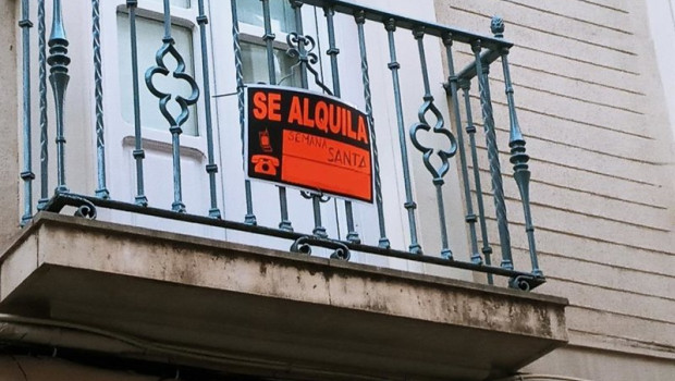 ep archivo   un balcon puesto en alquiler para la semana santa de sevilla