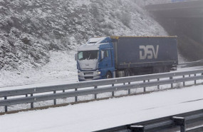 ep archivo   un camion circula por una carretera cubierta de nieve a 26 de enero de 2023 en doncos