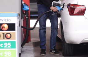 ep archivo   un hombre llenando el deposito de gasolina de su coche en una estacion de servicio