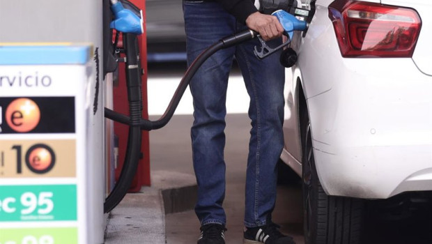ep archivo   un hombre llenando el deposito de gasolina de su coche en una estacion de servicio