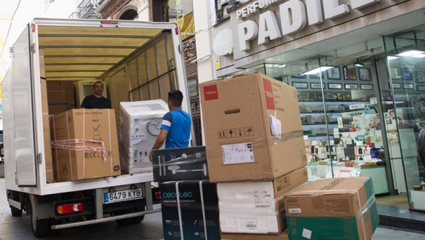 ep archivo   un repartidor trabajando en madrid