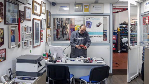 ep archivo   un trabajador responde al telefono en talleres otman