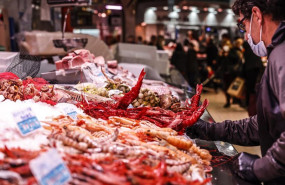 ep archivo   un vendedor en un puesto de marisco en navidad