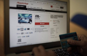 ep archivo - una persona se dispone a pagar con su tarjeta de credito una compra online realizada