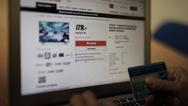 ep archivo - una persona se dispone a pagar con su tarjeta de credito una compra online realizada