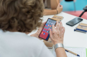 ep archivo   una persona sostiene un telefono movil durante un curso de alfabetizacioin digital para