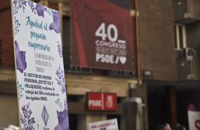 ep archivo   una profesional del sector de la peluqueria y estetica se concentra con una pancarta