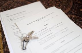 ep archivo   unas llaves sobre un contrato de compraventa de vivienda