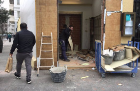 ep archivo   unos albaniles trabajan en el interior de un portal