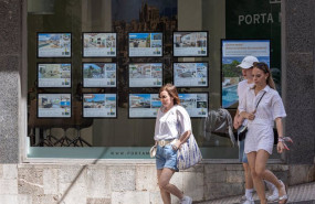ep archivo   varias personas pasan junto a los anuncios de viviendas en venta en una inmobiliaria en