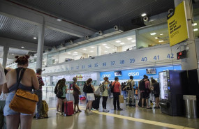 ep archivo   varios viajeros en una estacion de autobuses
