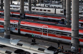 ep archivo   viajeros cogen su tren en la estacion de madrid puerta de atocha almudena grandes a 17
