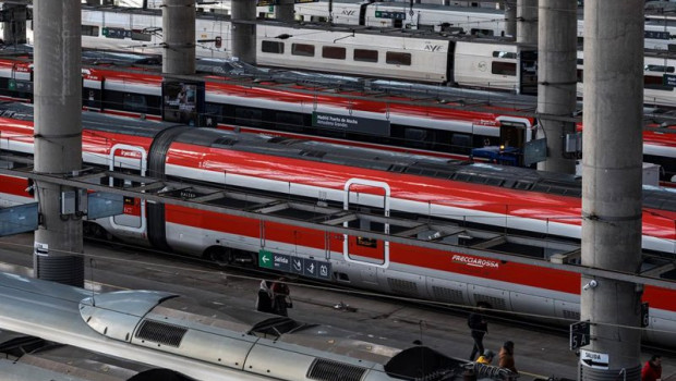 ep archivo   viajeros cogen su tren en la estacion de madrid puerta de atocha almudena grandes a 17