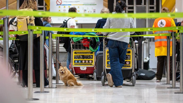 ep archivo   viajeros en el aeropuerto adolfo suarez madrid barajas