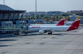 ep aviones de iberia en la pista de la terminal en el dia en que ha dado comienzo una huelga de los