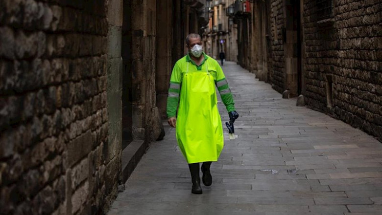 Un hombre se asoma al balcón durante el tercer día laborable del estado de alarma por coronavirus, en Barcelona/Catalunya (España) a 18 de marzo de 2020. | David Zorrakino - Europa Press ep catalunya espana a 18 de marzo de 2020