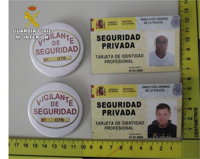 Credenciales con las que el detenido se identificaba como supuesto vigilante | GUARDIA CIVIL ep credencialeslasdetenidoidentificabasupuesto vigilante