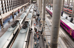 ep decenas de personas en la estacion de trenes puerta de atocha almudena grandes