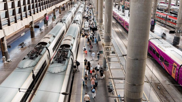 ep decenas de personas en la estacion de trenes puerta de atocha almudena grandes